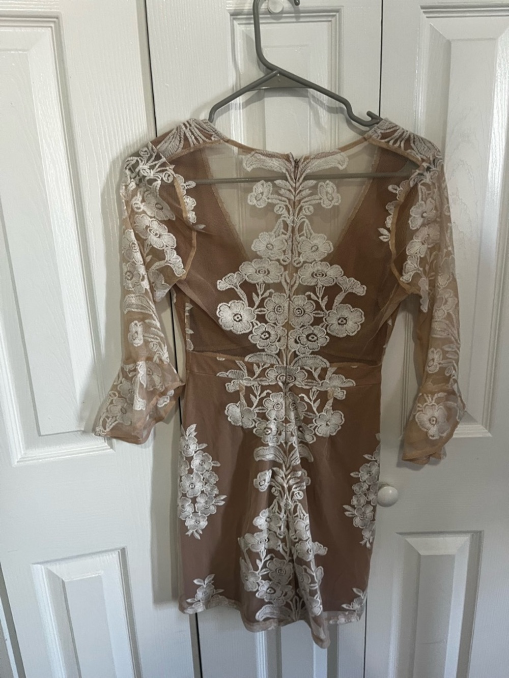 For Love And Lemons Nude and White Floral Embroidered V-Neck Dress Extra Small - Picture 3 of 3